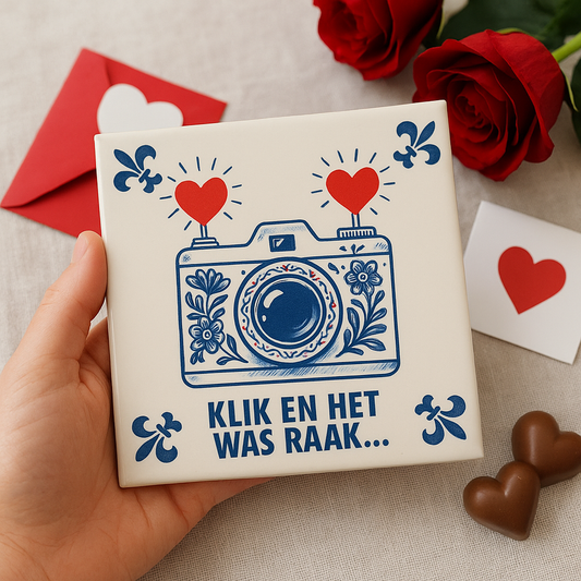 “Klik en het was raak…” – Liefdestegel - Delfts Blauwe Tegel Met Humor