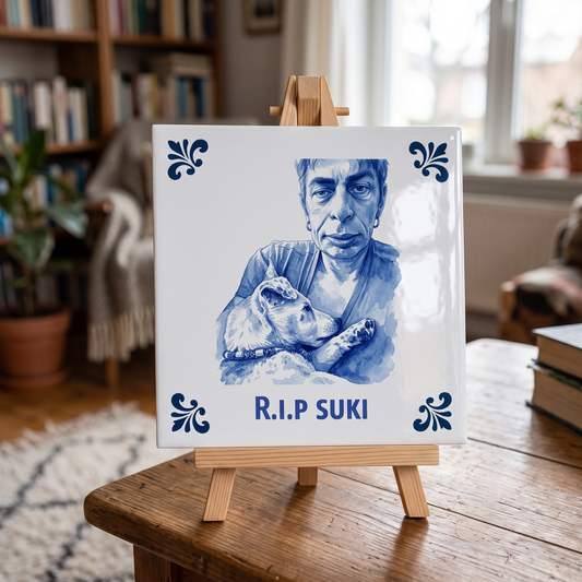 Delfts blauwe gedenktegel Suki met baasje op houten standaard