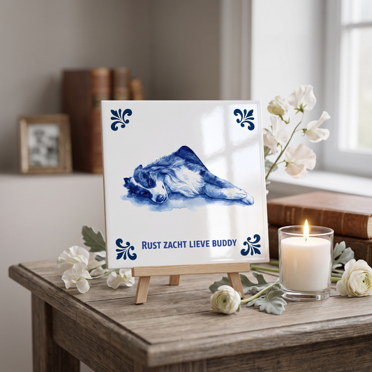 Delfts blauwe herdenkingstegel met hond Buddy op houten standaard