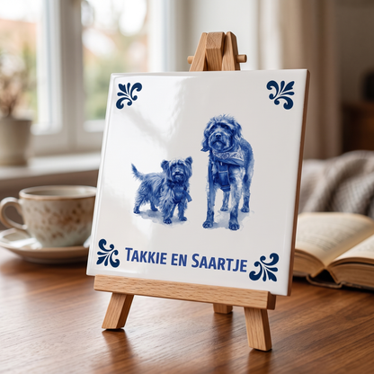 Delfts Blauwe tegel met honden Takkie en Saartje op houten standaard
